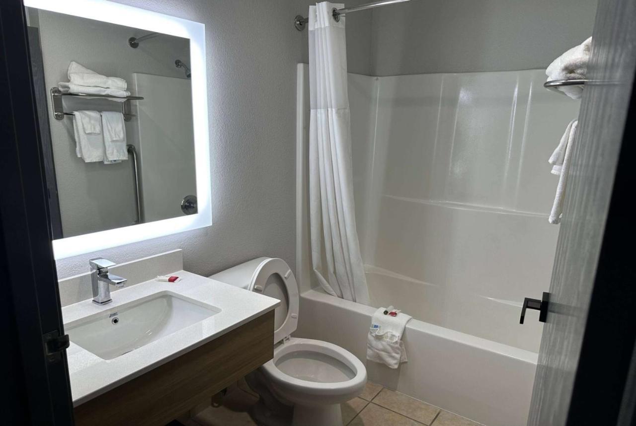Microtel Inn & Suites By Wyndham Manchester - Newly Renovated Buitenkant foto
